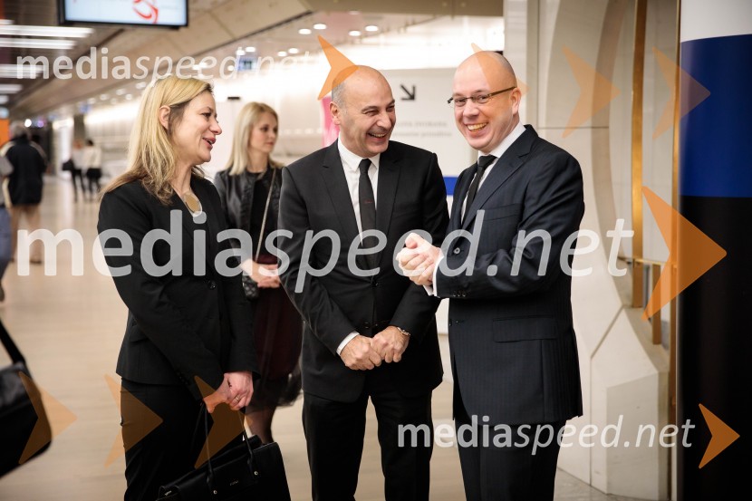  Monika Kamenšek, direktorica oglasnega trženja, Delo, d.o.o.;  Marjan  Batagelj, predsednik upravnega odbora, Postojnska jama;  Uroš Urbas, Odgovorni urednik časopisa Delo in Nedelo ter delo.siDelo 60 let