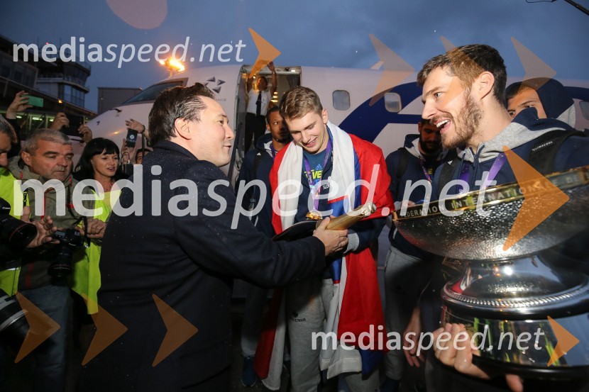 dr. Arno Schuster, direktor, Adria Airways;  Luka  Dončić, košarkar;  Goran Dragić, košarkarLuka Dončić, košarkar