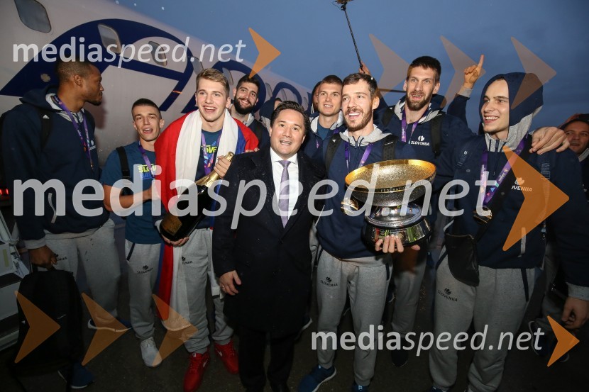  Luka  Dončić, košarkar; dr. Arno Schuster, direktor, Adria Airways;  Goran Dragić, košarkarLuka Dončić, košarkar