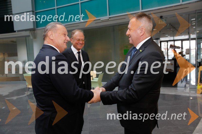  Anton Papež, direktor Interenerga in častni konzul Malezije;  Janez  Škrabec, direktor Riko d.o.o., predsednik Slovensko-ruskega poslovnega sveta, častni konzul Belorusije;  Zdravko Počivalšek, minister za gospodarski razvoj in tehnologijoSrečanje članov slovenskega konzularnega zbora z ministrom Počivalškom