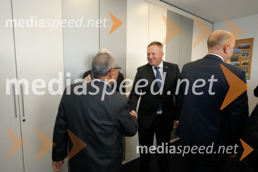  ... ;  Zdravko Počivalšek, minister za gospodarski razvoj in tehnologijoSrečanje članov slovenskega konzularnega zbora z ministrom Počivalškom