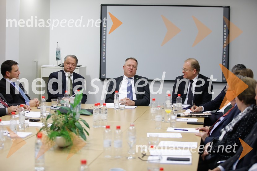  Anton Papež, direktor Interenerga in častni konzul Malezije;  Zdravko Počivalšek, minister za gospodarski razvoj in tehnologijo;  Janez  Škrabec, direktor Riko d.o.o., predsednik Slovensko-ruskega poslovnega sveta, častni konzul BelorusijeSrečanje članov slovenskega konzularnega zbora z ministrom Počivalškom