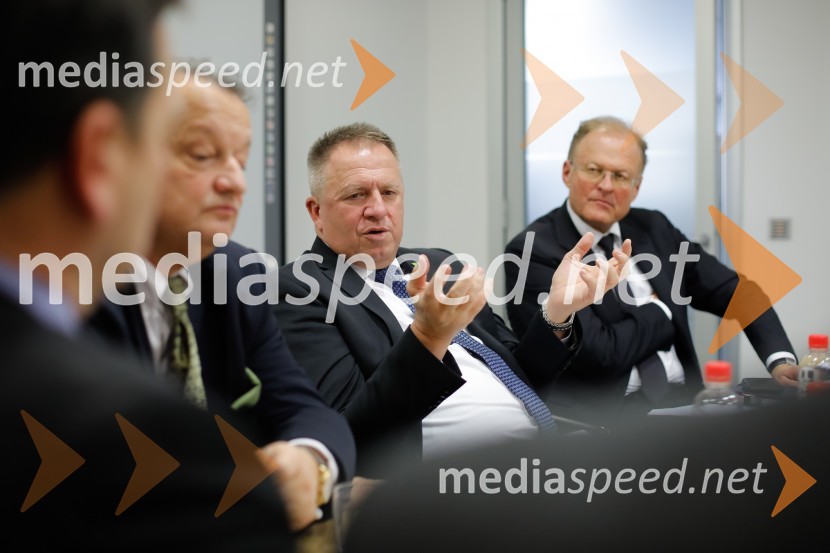  Zdravko Počivalšek, minister za gospodarski razvoj in tehnologijo;  Janez  Škrabec, direktor Riko d.o.o., predsednik Slovensko-ruskega poslovnega sveta, častni konzul BelorusijeSrečanje članov slovenskega konzularnega zbora z ministrom Počivalškom