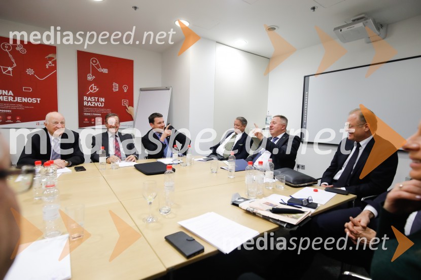 Srečanje članov slovenskega konzularnega zbora z ministrom PočivalškomSrečanje članov slovenskega konzularnega zbora z ministrom Počivalškom