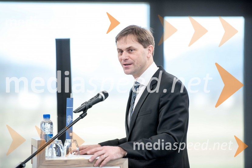  Tomaž Lanišek, direktor Kanuf Insulation Škofja Loka Kick Off Meeting, predstavitev izsledkov raziskave in diskusija o digitalizaciji v podjetjih