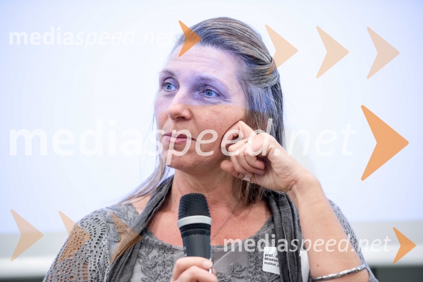 prof. dr. Dunja Mladenić, vodja laboratorija za umetno inteligenco na Institutu Jožef StefanKick Off Meeting, predstavitev izsledkov raziskave in diskusija o digitalizaciji v podjetjih