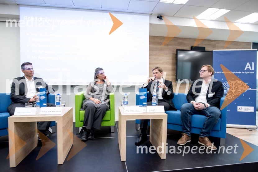  Rok Koren, odgovoren digitalizacijo in skrbnik ključnih kupcev v družbi Siemens Slovenija ; prof. dr. Dunja Mladenić, vodja laboratorija za umetno inteligenco na Institutu Jožef Stefan;  Tomaž Lanišek, direktor Kanuf Insulation Škofja Loka ; dr. Blaž Fortuna, laboratorij za umetno inteligenco na Institutu Jožef Stefan in direktor QlectorKick Off Meeting, predstavitev izsledkov raziskave in diskusija o digitalizaciji v podjetjih