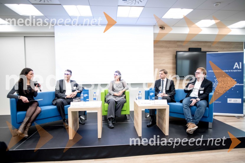  ... ;  Rok Koren, odgovoren digitalizacijo in skrbnik ključnih kupcev v družbi Siemens Slovenija ; prof. dr. Dunja Mladenić, vodja laboratorija za umetno inteligenco na Institutu Jožef Stefan;  Tomaž Lanišek, direktor Kanuf Insulation Škofja Loka ; dr. Blaž Fortuna, laboratorij za umetno inteligenco na Institutu Jožef Stefan in direktor QlectorKick Off Meeting, predstavitev izsledkov raziskave in diskusija o digitalizaciji v podjetjih