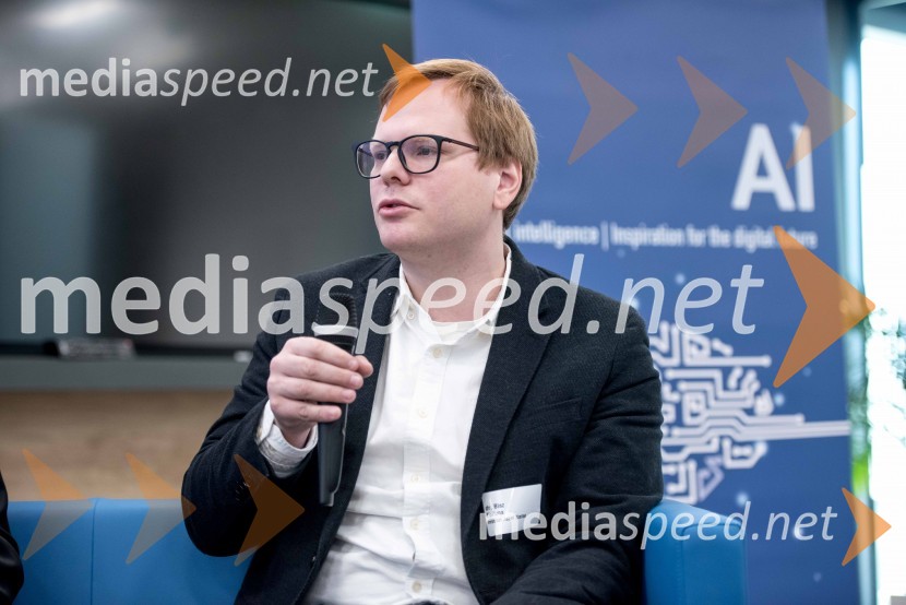 dr. Blaž Fortuna, laboratorij za umetno inteligenco na Institutu Jožef Stefan in direktor QlectorKick Off Meeting, predstavitev izsledkov raziskave in diskusija o digitalizaciji v podjetjih