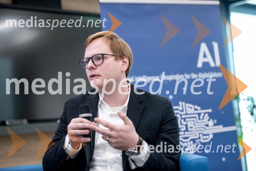 dr. Blaž Fortuna, laboratorij za umetno inteligenco na Institutu Jožef Stefan in direktor QlectorKick Off Meeting, predstavitev izsledkov raziskave in diskusija o digitalizaciji v podjetjih