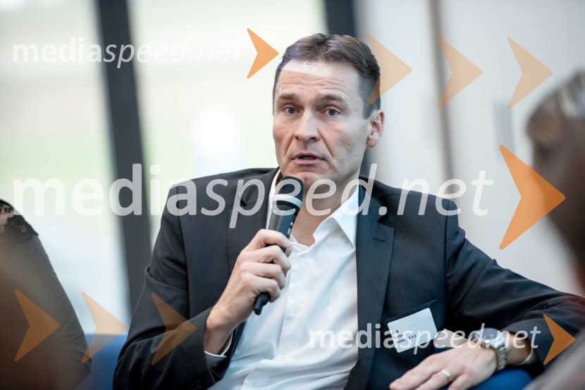  Rok Koren, odgovoren digitalizacijo in skrbnik ključnih kupcev v družbi Siemens Slovenija Kick Off Meeting, predstavitev izsledkov raziskave in diskusija o digitalizaciji v podjetjih