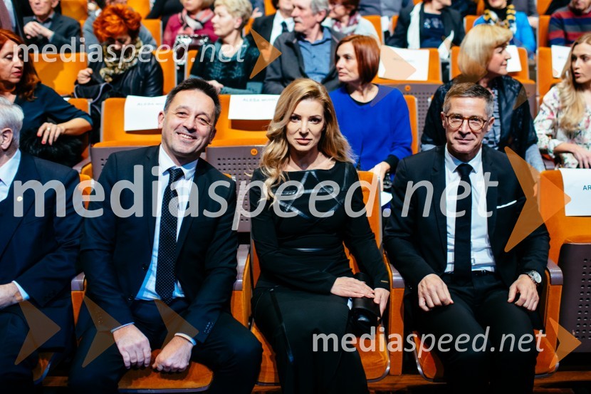  Vinko Filipič, član poslovodstva Pošte Slovenije;  Jasmina Roškar, direktorica Službe korporativnega komuniciranja Pošte Slovenije; mag. Boris Novak, generalni direktor, Pošta Slovenije33. tradicionalni novoletni koncert Pihalnega orkestra Pošta Maribor