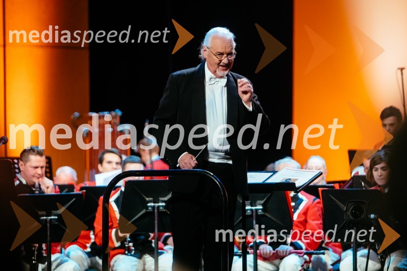  Ervin Hartman,  umetniški vodja in dirigent, KUD Pošta Maribor33. tradicionalni novoletni koncert Pihalnega orkestra Pošta Maribor