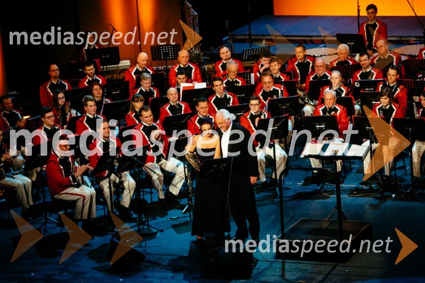  Sara Hartman, glasbenica, rog;  Ervin Hartman,  umetniški vodja in dirigent, KUD Pošta Maribor33. tradicionalni novoletni koncert Pihalnega orkestra Pošta Maribor
