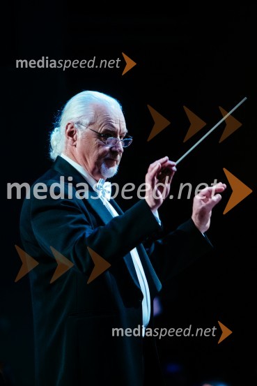  Ervin Hartman,  umetniški vodja in dirigent, KUD Pošta Maribor33. tradicionalni novoletni koncert Pihalnega orkestra Pošta Maribor