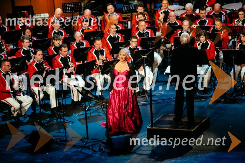  Andreja Zakonjšek Krt, operna pevka33. tradicionalni novoletni koncert Pihalnega orkestra Pošta Maribor