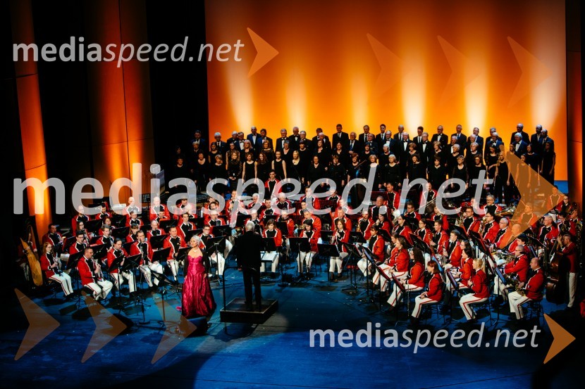  Andreja Zakonjšek Krt, operna pevka;  Ervin Hartman,  umetniški vodja in dirigent, KUD Pošta Maribor33. tradicionalni novoletni koncert Pihalnega orkestra Pošta Maribor