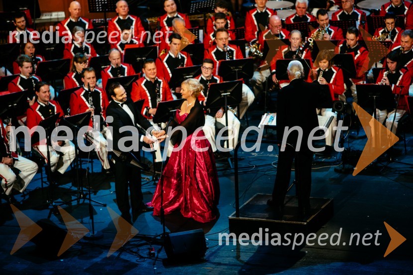  Aljaž Farasin, operni pevec;  Andreja Zakonjšek Krt, operna pevka33. tradicionalni novoletni koncert Pihalnega orkestra Pošta Maribor