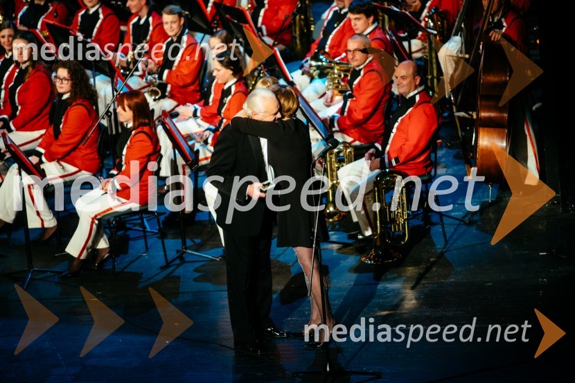  Ervin Hartman,  umetniški vodja in dirigent, KUD Pošta Maribor; mag. Karmen Lebe Grajf, predsednica Kulturno - umetniškega društva Pošta Maribor 33. tradicionalni novoletni koncert Pihalnega orkestra Pošta Maribor