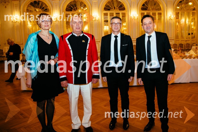 mag. Karmen Lebe Grajf, predsednica Kulturno - umetniškega društva Pošta Maribor ;  ... ; mag. Boris Novak, generalni direktor, Pošta Slovenije;  Vinko Filipič, član poslovodstva Pošte Slovenije33. tradicionalni novoletni koncert Pihalnega orkestra Pošta Maribor