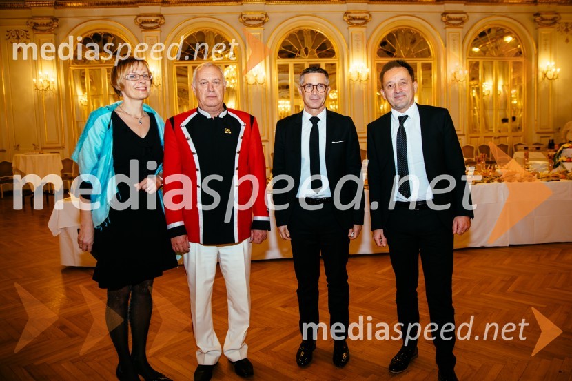 mag. Karmen Lebe Grajf, predsednica Kulturno - umetniškega društva Pošta Maribor ;  ... ; mag. Boris Novak, generalni direktor, Pošta Slovenije;  Vinko Filipič, član poslovodstva Pošte Slovenije33. tradicionalni novoletni koncert Pihalnega orkestra Pošta Maribor