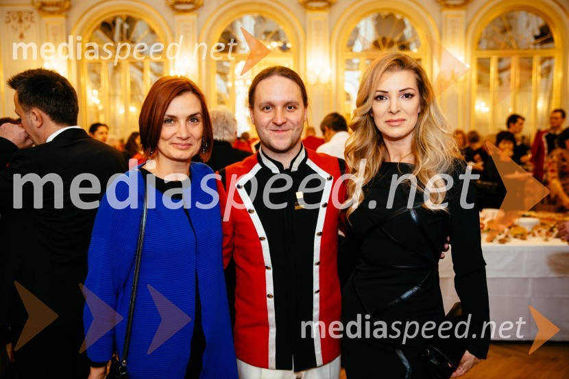  Branka Bezjak, Večer;  Aleksander Čonč, KUD Pošta;  Jasmina Roškar, direktorica Službe korporativnega komuniciranja Pošte Slovenije33. tradicionalni novoletni koncert Pihalnega orkestra Pošta Maribor
