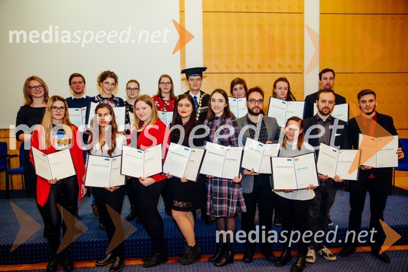 doc. dr. Jerneja Hercog;  Eva Hercog, Oddelek za likovno umetnost Pedagoške fakultete, Univerza v Mariboru;  Gašper Razboršek, Oddelek za likovno umetnost Pedagoške fakultete, Univerza v Mariboru;  Tina Gregorec, Oddelek za likovno umestno Pedagoške fakultete, Univerza v Mariboru ;  Urška Lešnjak, Oddelek za likovno umetnost Pedagoške fakultete, Univerza v Mariboru;  Sara Strožič, Pedagoška fakulteta, Univerza v Mariboru;  Urša Vidmar, Oddelek za likovno umetnost Pedagoške fakultete, Univerza v Mariboru;  Ana Glažar, Pedagoška fakulteta, Univerza v Mariboru;  Tina Matko, Oddelek za likovno umetnost Pedagoške fakultete, Univerza v Mariboru; prof. dr. Zdravko Kačič, rektor Univerze v Mariboru;  Urška Zacirkovnik, Pedagoška fakulteta, Univerza v Mariboru;  Ines Žarki, Oddelek za likovno umetnost Pedagoške fakultete, Univerza v Mariboru;  Patrik Kociper, Oddelek za likovno umetnost Pedagoške fakultete, Univerza v Mariboru;  Alja Budja, Oddelek za likovno umetnost Pedagoške fakultete, UniOb Rektorjevem dnevu podelili priznanja in nagrade Univerze v Mariboru