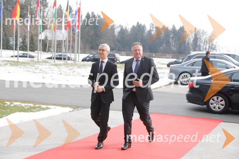 dr. Jernej Pikalo, minister za izobraževanje, znanost in šport  RS;  Zdravko Počivalšek, minister za gospodarski razvoj in tehnologijoPahor in Šarec gostila diplomatski zbor