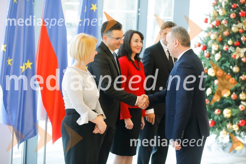  Barbara Iskra Šarec;  Marjan  Šarec, predsednik Vlade Republike Slovenije;  Tanja Pečar, odvetnica;  ... Pahor in Šarec gostila diplomatski zbor