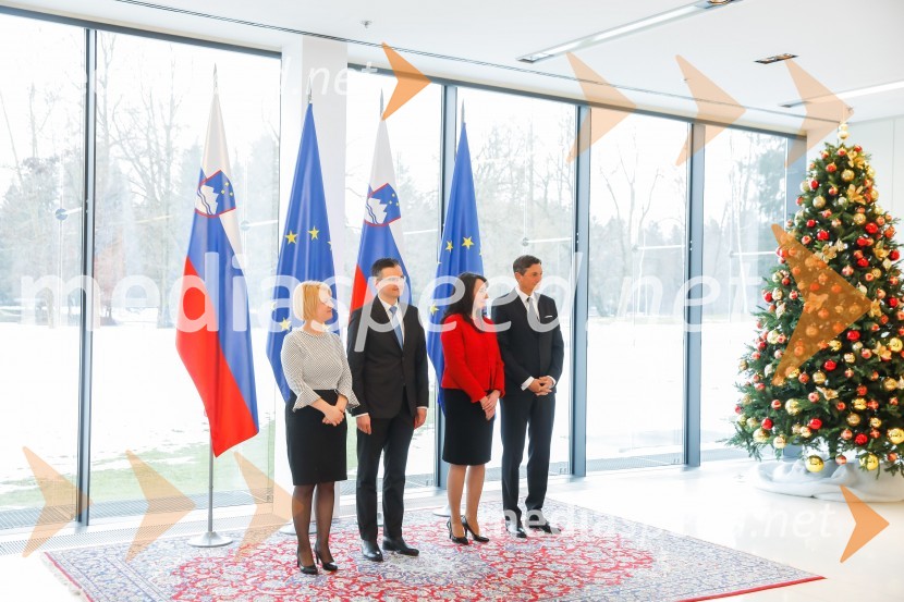  Barbara Iskra Šarec;  Marjan  Šarec, predsednik Vlade Republike Slovenije;  Tanja Pečar, odvetnica;  Borut Pahor, predsednik Republike SlovenijePahor in Šarec gostila diplomatski zbor