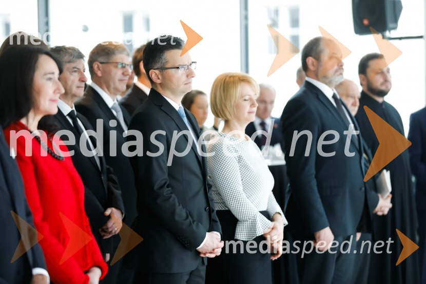  Tanja Pečar, odvetnica;  Rudi Medved, minister za javno upravo RS;  Boštjan Poklukar, minister za notranje zadeve RS;  Marjan  Šarec, predsednik Vlade Republike Slovenije;  Barbara Iskra Šarec;  Alojz  Kovšca, predsednik Državnega sveta Republike SlovenijePahor in Šarec gostila diplomatski zbor
