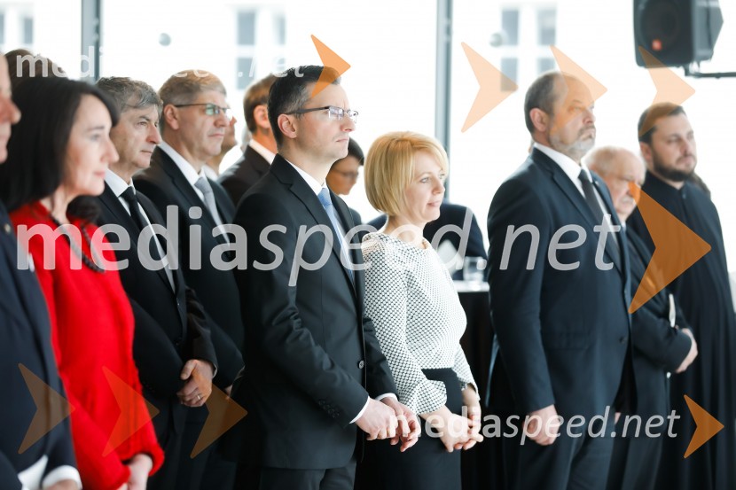  Tanja Pečar, odvetnica;  Rudi Medved, minister za javno upravo RS;  Boštjan Poklukar, minister za notranje zadeve RS;  Marjan  Šarec, predsednik Vlade Republike Slovenije;  Barbara Iskra Šarec;  Alojz  Kovšca, predsednik Državnega sveta Republike SlovenijePahor in Šarec gostila diplomatski zbor