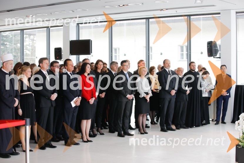 prof. dr. Miro Cerar, nekdanji predsednik Vlade Republike Slovenije, minister za zunanje zadeve RS, predsednik SMC;  ... ;  Tanja Pečar, odvetnica; mag. Alenka Bratušek, ministrica za infrastrukturo RS ;  Rudi Medved, minister za javno upravo RS;  Marjan  Šarec, predsednik Vlade Republike Slovenije;  Barbara Iskra Šarec;  Alojz  Kovšca, predsednik Državnega sveta Republike Slovenije;  ... Pahor in Šarec gostila diplomatski zbor