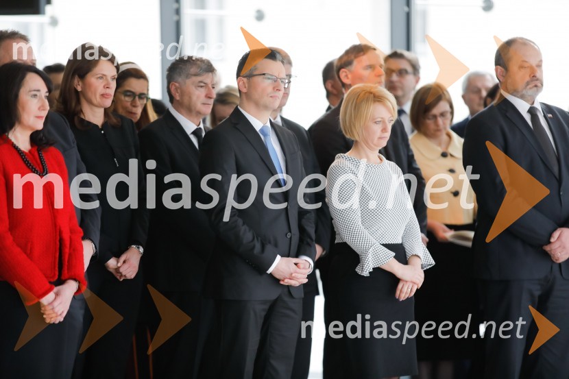 mag. Alenka Bratušek, ministrica za infrastrukturo RS ;  Rudi Medved, minister za javno upravo RS;  Marjan  Šarec, predsednik Vlade Republike Slovenije;  Barbara Iskra Šarec;  Alojz  Kovšca, predsednik Državnega sveta Republike SlovenijePahor in Šarec gostila diplomatski zbor