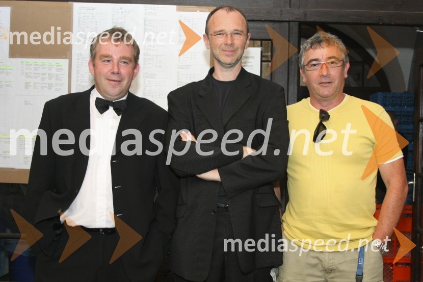 Primož Grašič, kitarist, Lojze Krajnčan, dirigent Big Band RTV Slovenija in Cole Moreti, glasbenikGala koncert ob jubileju RTV Slovenija