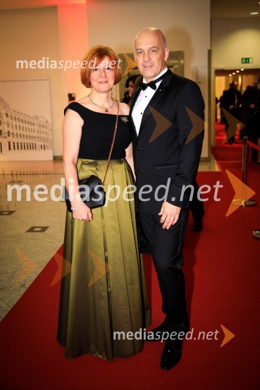  Polonca Truden Dobrin, zdravnica;  Miha Dobrin, arhitekt, nekdanji predsednik Rotary kluba Ljubljana30. veliki rotarijski ples