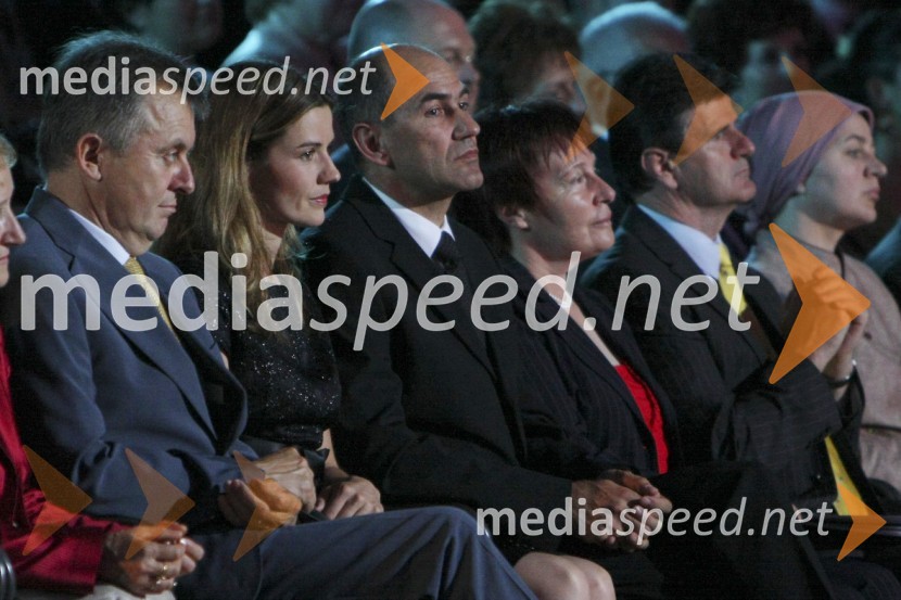 Anton Guzej, generalni direktor RTV Slovenija, Janez Janša, predsednik Vlade RS in njegova zaročenka Urška Bačovnik  	Gala koncert ob jubileju RTV Slovenija