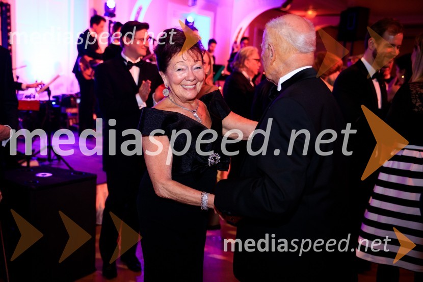  Tjaša Andree Prosenc, članica izvršnega odvora OKS, članica svetovnega predsedstva ICAS;  Tone Prosenc, odvetnik30. veliki rotarijski ples