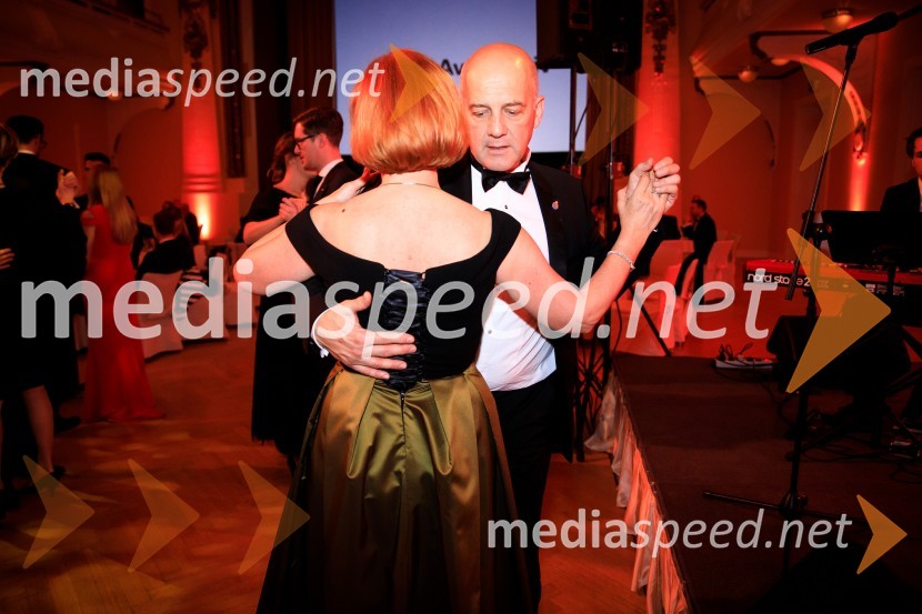  Polonca Truden Dobrin, zdravnica;  Miha Dobrin, arhitekt, nekdanji predsednik Rotary kluba Ljubljana30. veliki rotarijski ples