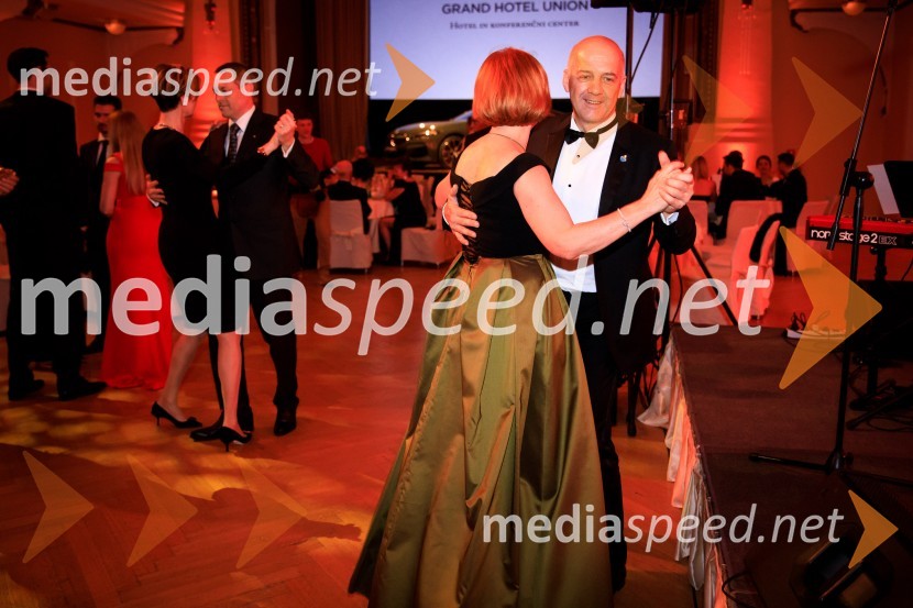  Polonca Truden Dobrin, zdravnica;  Miha Dobrin, arhitekt, nekdanji predsednik Rotary kluba Ljubljana30. veliki rotarijski ples