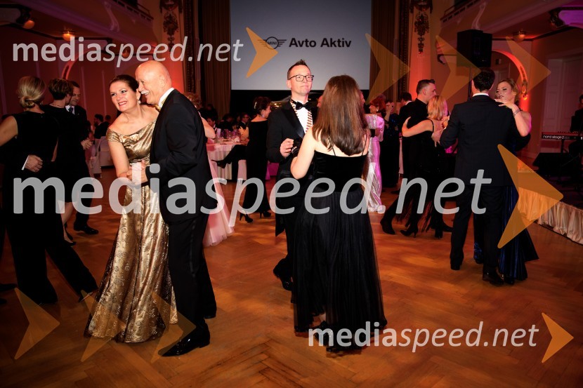  Polona  Praprotnik;  Frane Praprotnik, podjetnik;  Edvard Škodič, predsednik Rotary klub Ljubljana 2018/2019;  Neža Časl Škodič, IZS30. veliki rotarijski ples