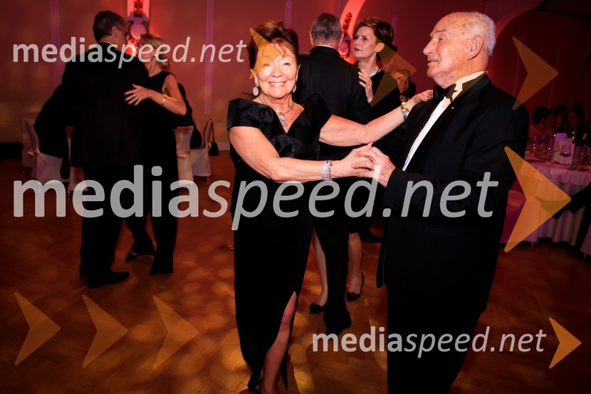  Tjaša Andree Prosenc, članica izvršnega odvora OKS, članica svetovnega predsedstva ICAS;  Tone Prosenc, odvetnik30. veliki rotarijski ples