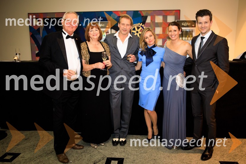  Franci Mugerle, nekdanji  predsednik Rotary kluba Ljubljana;  Meta Mugerle;  Erazem Pintar, podjetnik;  Teja Jeras Pintar;  Lara Romih, arhitektka;  Boštjan Romih, televizijski in radijski voditelj30. veliki rotarijski ples