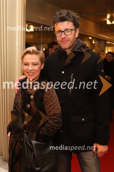 Popolni tujci, premiera predstave