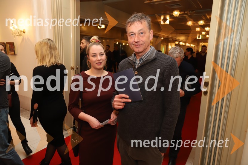  ... ;  Peter Rak, novinarPopolni tujci, premiera predstave