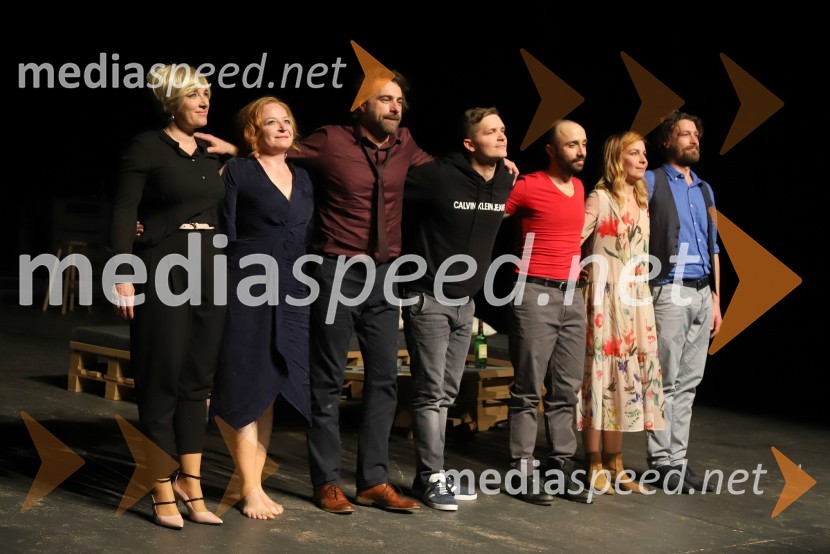  Maša Žilavec, igralka;  Mateja  Pucko, igralka;  Gorazd Žilavec, igralec;  Matevž Biber, igralec;  Nejc Ropret, igralec;  Ana Urbanc, igralka;  Tomo Tomšič, igralecPopolni tujci, premiera predstave