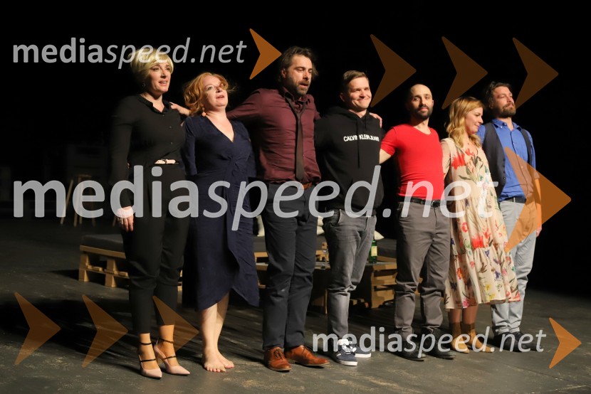  Maša Žilavec, igralka;  Mateja  Pucko, igralka;  Gorazd Žilavec, igralec;  Matevž Biber, igralec;  Nejc Ropret, igralec;  Ana Urbanc, igralka;  Tomo Tomšič, igralecPopolni tujci, premiera predstave