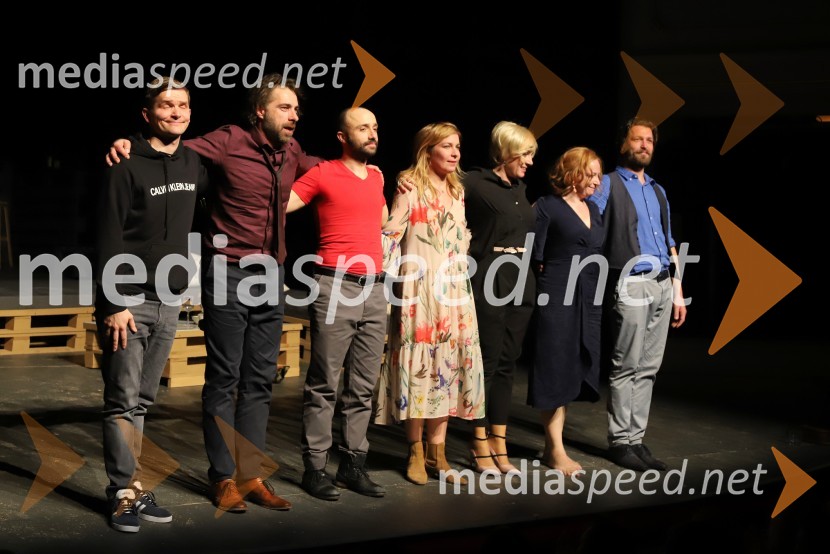  Matevž Biber, igralec;  Gorazd Žilavec, igralec;  Nejc Ropret, igralec;  Ana Urbanc, igralka;  Maša Žilavec, igralka;  Mateja  Pucko, igralka;  Tomo Tomšič, igralecPopolni tujci, premiera predstave