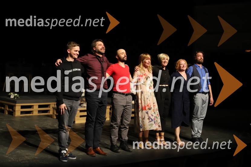  Matevž Biber, igralec;  Gorazd Žilavec, igralec;  Nejc Ropret, igralec;  Ana Urbanc, igralka;  Mateja  Pucko, igralka;  Maša Žilavec, igralka;  Tomo Tomšič, igralecPopolni tujci, premiera predstave