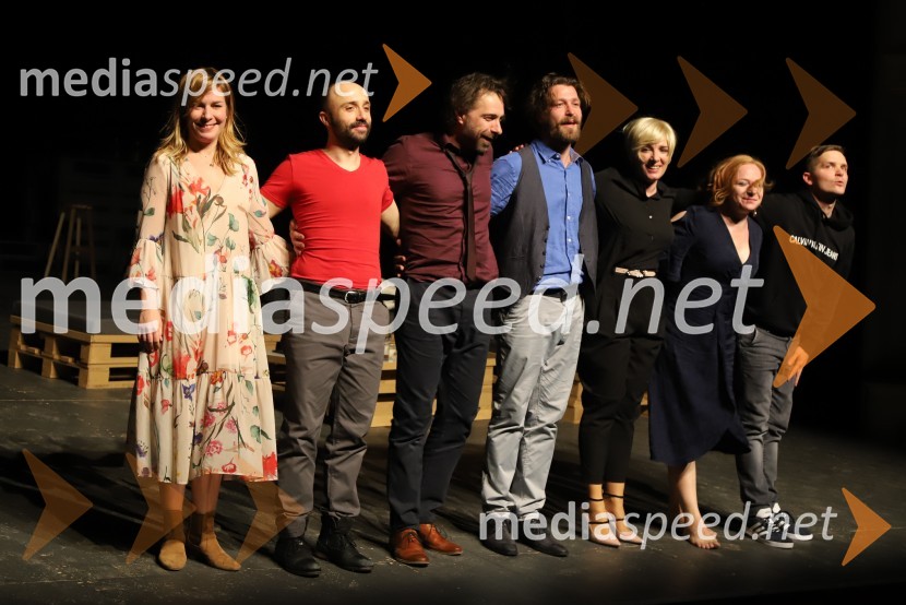  Ana Urbanc, igralka;  Nejc Ropret, igralec;  Gorazd Žilavec, igralec;  Tomo Tomšič, igralec;  Maša Žilavec, igralka;  Mateja  Pucko, igralka;  Matevž Biber, igralecPopolni tujci, premiera predstave